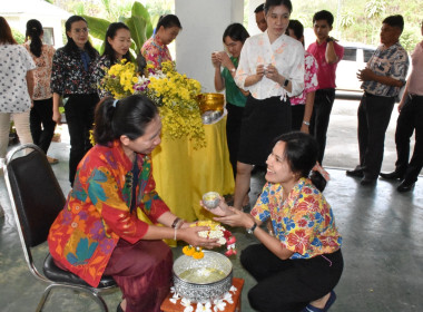 พิธีสรงน้ำพระและรดน้ำ﻿ขอพร เนื่องในเทศกาลประเพณีวันสงกรานต์ ... พารามิเตอร์รูปภาพ 9